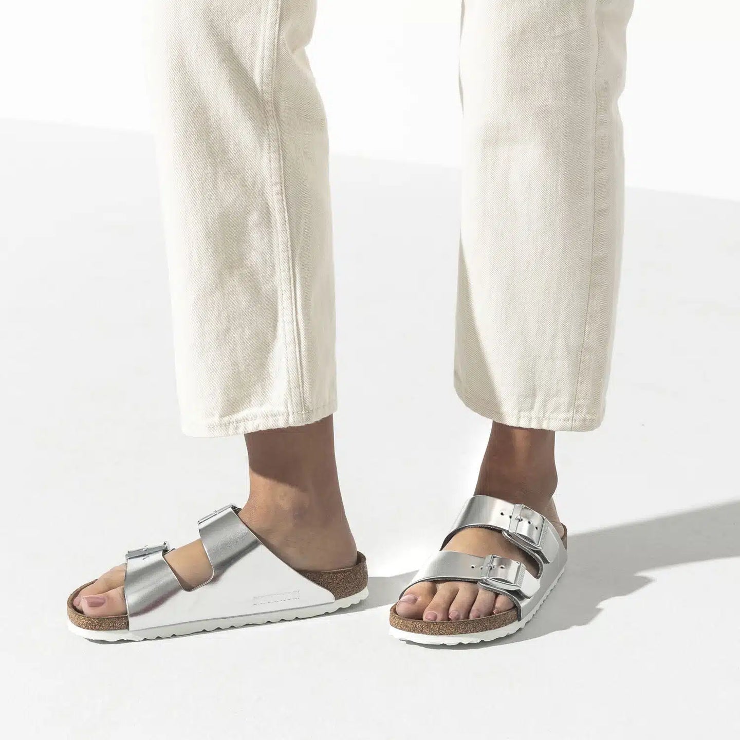 Sandalia Con Plantilla Arizona En Plata Birkenstock