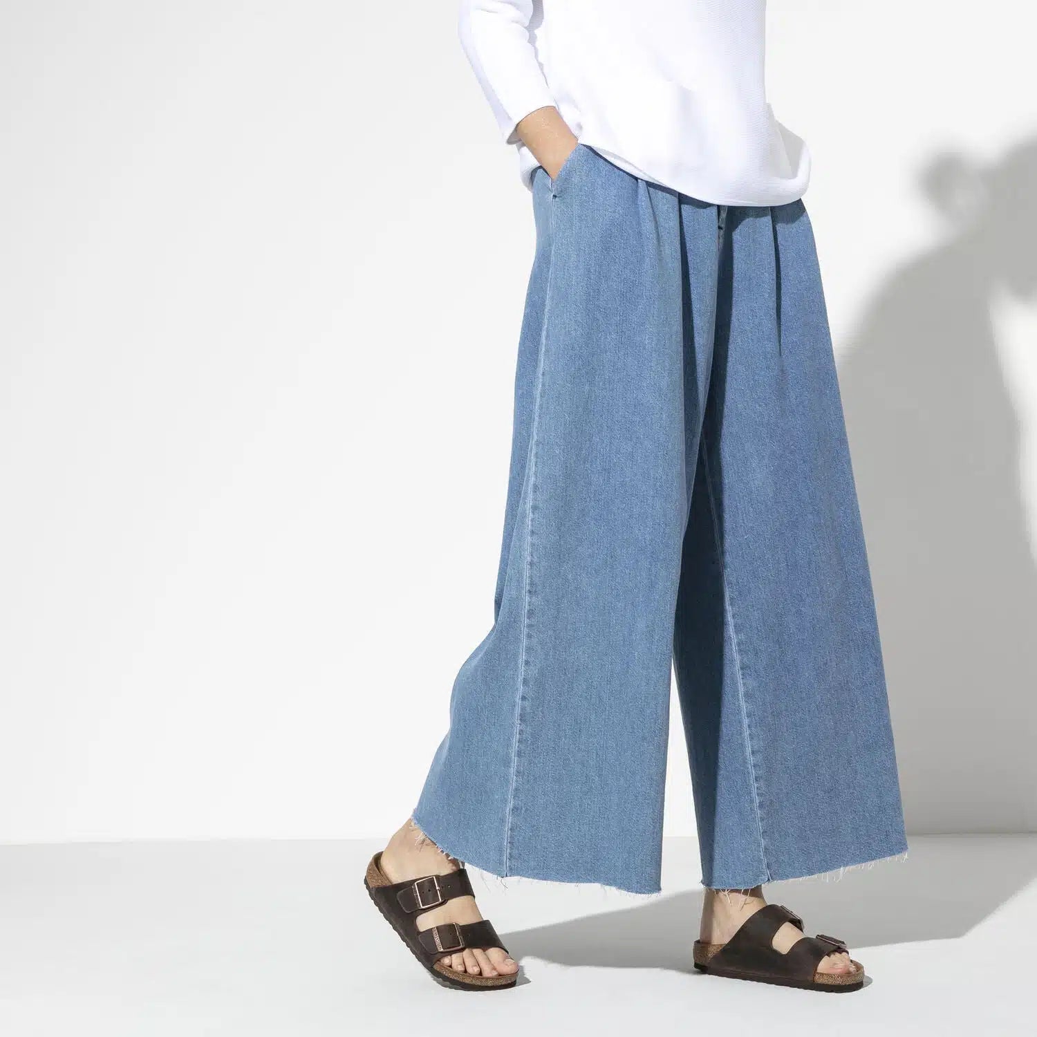 Zuecos clásicos de cuero marrón oscuro