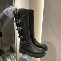 Botas negras modernas para mujer, botas de hebillas elegantes, calzado casual con tacón bajo, botas cómodas para uso diario, botas versátiles de moda, botas casuales de estilo femenino, botas elegantes para cualquier ocasión, calzado diario con estilo, botas negras con estilo y comodidad, calzado diario versátil.