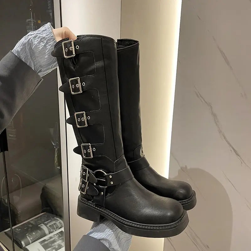 Botas negras modernas para mujer, botas de hebillas elegantes, calzado casual con tacón bajo, botas cómodas para uso diario, botas versátiles de moda, botas casuales de estilo femenino, botas elegantes para cualquier ocasión, calzado diario con estilo, botas negras con estilo y comodidad, calzado diario versátil.