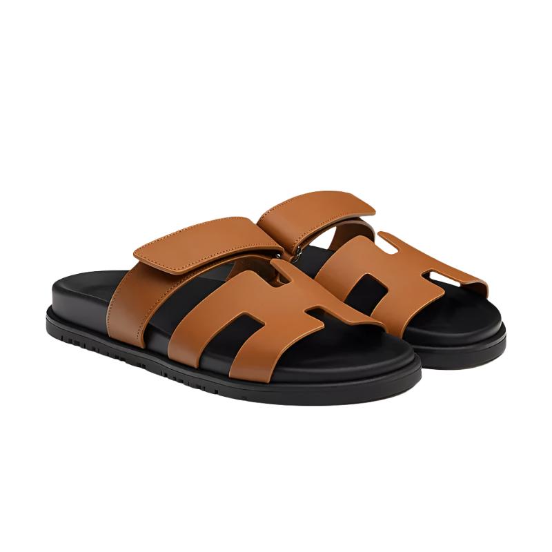 Sandalias elegantes de cuero, calzado cómodo de verano, sandalias de moda resistente, diseño de lujo para mujer, sandalias de piel elegantes, estilo de calzado en piel, sandalias de diseño para verano, calzado de mujer moderno, moda de verano con sandalias, sandalias de verano para mujer, sandalias cómodas y resistentes.