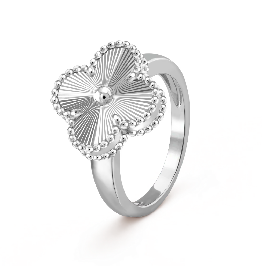 anillo quadrifoglio, anillo trébol, anillo de la suerte, anillo elegante, anillo de plata, anillo para mujer, joyería cuadrifoglio, anillo minimalista, anillo refinado, anillo versátil, anillo dorado, anillo de moda, anillo Dépaysement, anillo con diseño floral, anillo clásico, anillo moderno, anillo brillante, anillo combinado, conjunto de joyas, accesorio elegante