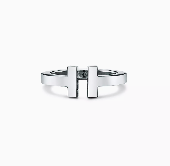 anillo t wire, anillo elegante, anillo sofisticado, anillo de lujo, anillo minimalista, anillo moderno, anillo apilable, anillo de diseño, anillo de mujer, joyería fina, anillo dorado, anillo plata, anillo oro rosa, anillo de moda, 