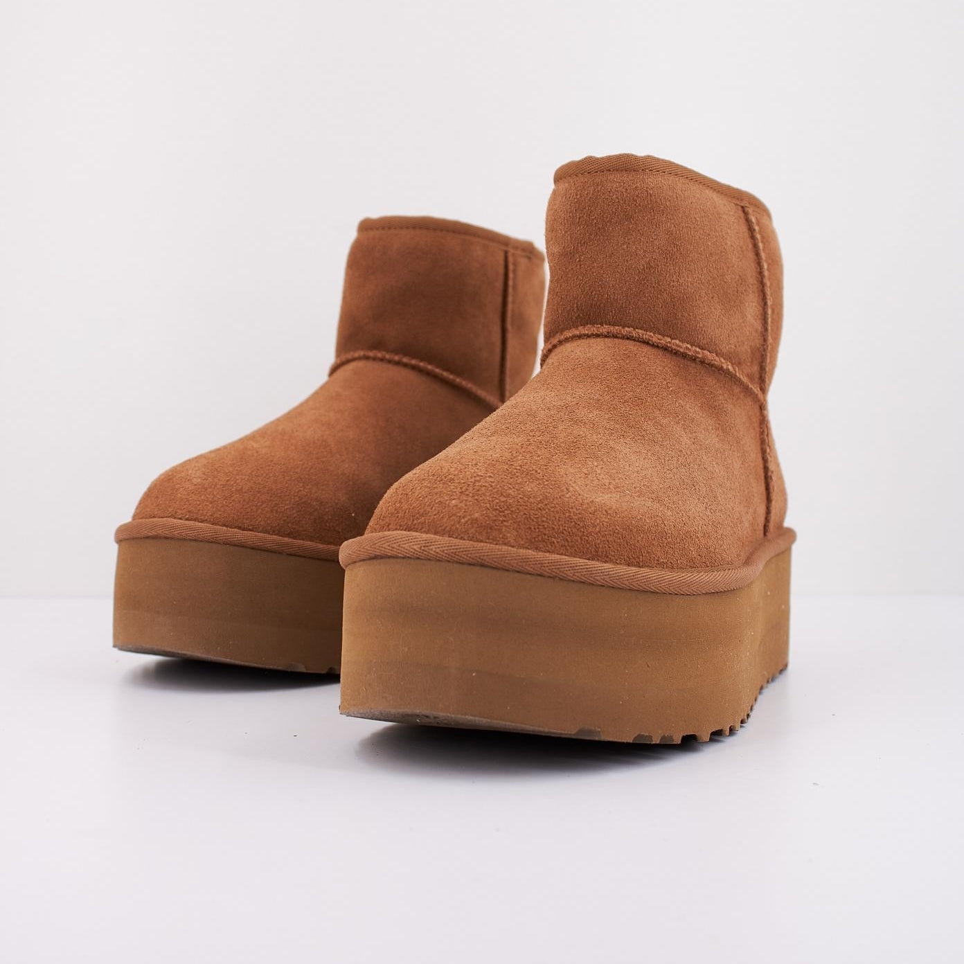 botas plataforma mujer, botas de invierno mujer, botas de ante mujer, botas cómodas mujer, botas cálidas mujer, botas modernas, botas elegantes mujer, botines plataforma, botines mujer invierno, botines de ante, calzado de invierno, calzado cómodo mujer, botas con forro interior, botas de moda invierno, botas suaves mujer, botas térmicas mujer, botas estilo ugg, botas cortas invierno, botas acolchadas mujer, zapatos invierno mujer