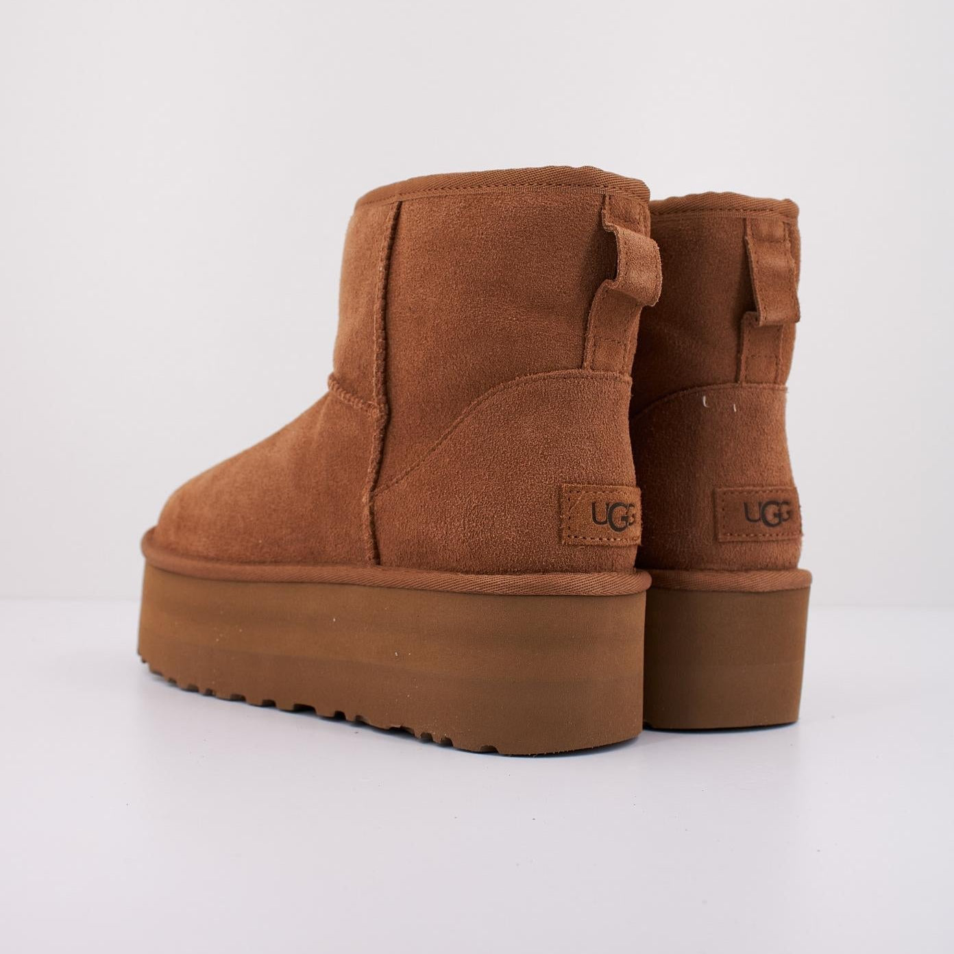 botas plataforma mujer, botas de invierno mujer, botas de ante mujer, botas cómodas mujer, botas cálidas mujer, botas modernas, botas elegantes mujer, botines plataforma, botines mujer invierno, botines de ante, calzado de invierno, calzado cómodo mujer, botas con forro interior, botas de moda invierno, botas suaves mujer, botas térmicas mujer, botas estilo ugg, botas cortas invierno, botas acolchadas mujer, zapatos invierno mujer