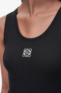 camiseta bordada, camiseta sin mangas, camiseta mujer, camiseta elegante, camiseta casual, camiseta ajustada, camiseta verano, camiseta blanca, ropa femenina, top bordado, camiseta moderna, camiseta cómoda, camiseta básica, camiseta de moda, camiseta cuello redondo, camiseta ligera, camiseta chic, prenda versátil, outfit casual mujer, ropa de verano