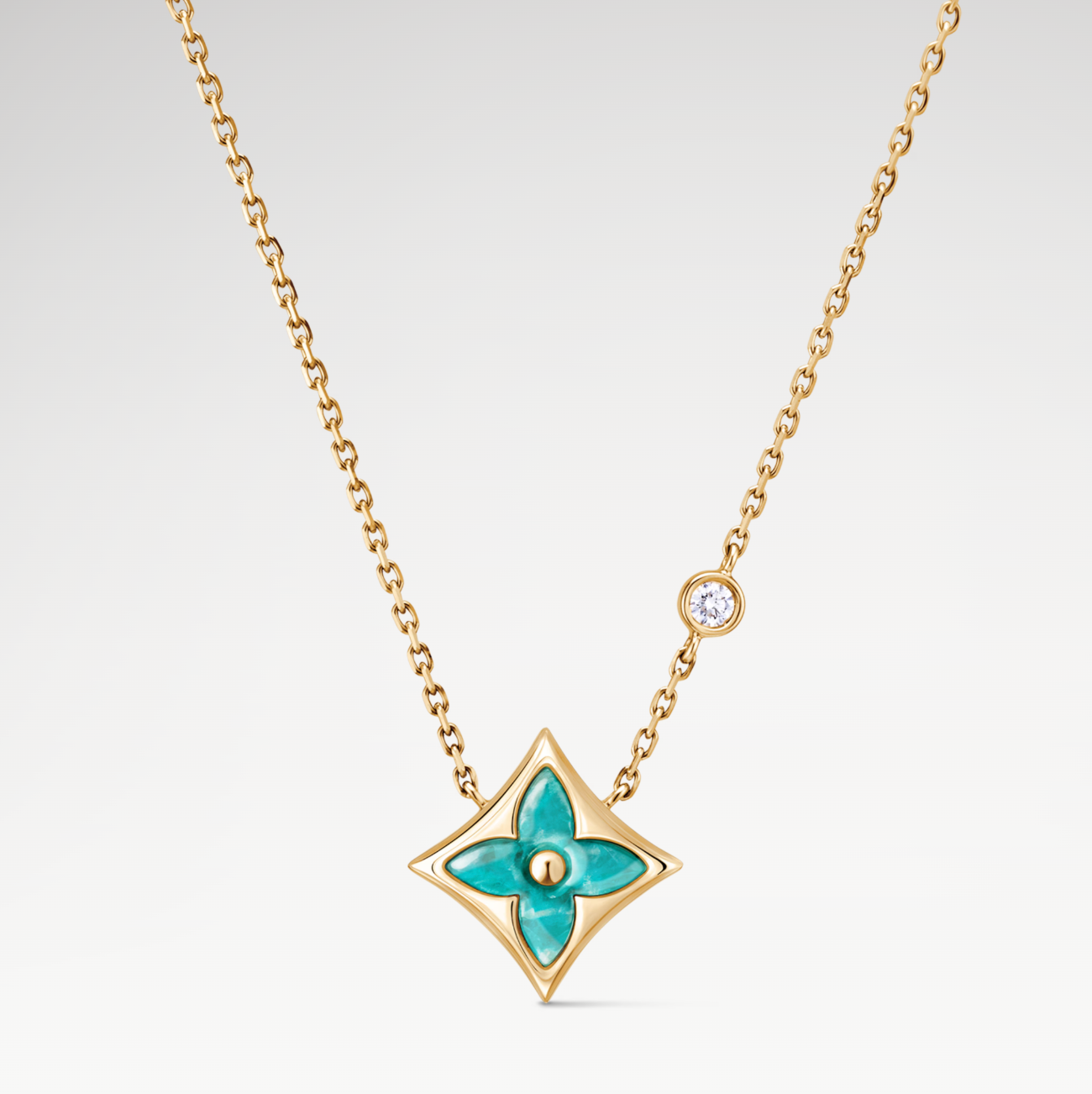 Collar chapado en oro con diseño turquesa, collar moderno y elegante con colgante de diamante, joyería floral minimalista y sofisticada, collar turquesa con detalles florales, colgante minimalista dorado, diseño de joyería turquesa chapado en oro, collar elegante con colgante moderno, collar floral con diseño de diamante.