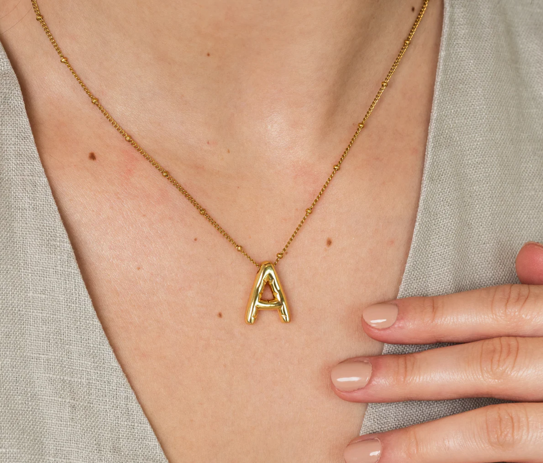 collar con letra, collar burbuja, collar inicial, collar personalizado, collar con inicial, collar de moda, collar elegante, collar moderno, joyas personalizadas, collar de lujo, collar mujer, collar original, collar de regalo, collar dorado, collar plateado, collar divertido, collar con diseño burbuja, collar con letra grande, joyería moderna, accesorio personalizado