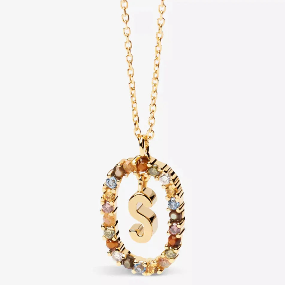 Colgante de oro elegante con inicial personalizada, collar con inicial dorada y piedras multicolores, joyería con encanto para mujer, regalo ideal para ocasiones especiales, collar de letra con estilo único, joya personalizada con detalles brillantes, colgante de diseño exclusivo para un look sofisticado, collar multicolor con inicial como toque distintivo.