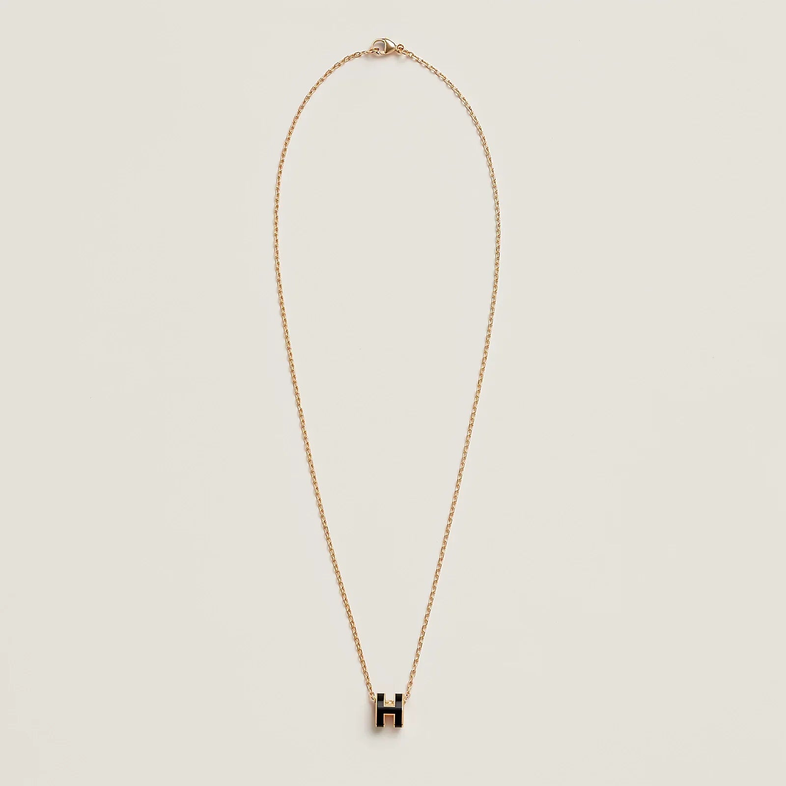 collar helia, collar de lujo, collar elegante, collar minimalista, collar moderno, collar con letra h, joyería sofisticada, collar de diseño, collar dorado, collar para mujer, collar versátil, collar de moda, collar refinado, collar de acero, collar premium, joyería elegante, accesorio de moda, collar diario, collar para eventos, collar depaysement