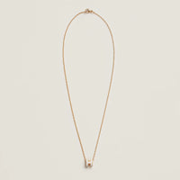 collar helia, collar de lujo, collar elegante, collar minimalista, collar moderno, collar con letra h, joyería sofisticada, collar de diseño, collar dorado, collar para mujer, collar versátil, collar de moda, collar refinado, collar de acero, collar premium, joyería elegante, accesorio de moda, collar diario, collar para eventos, collar depaysement