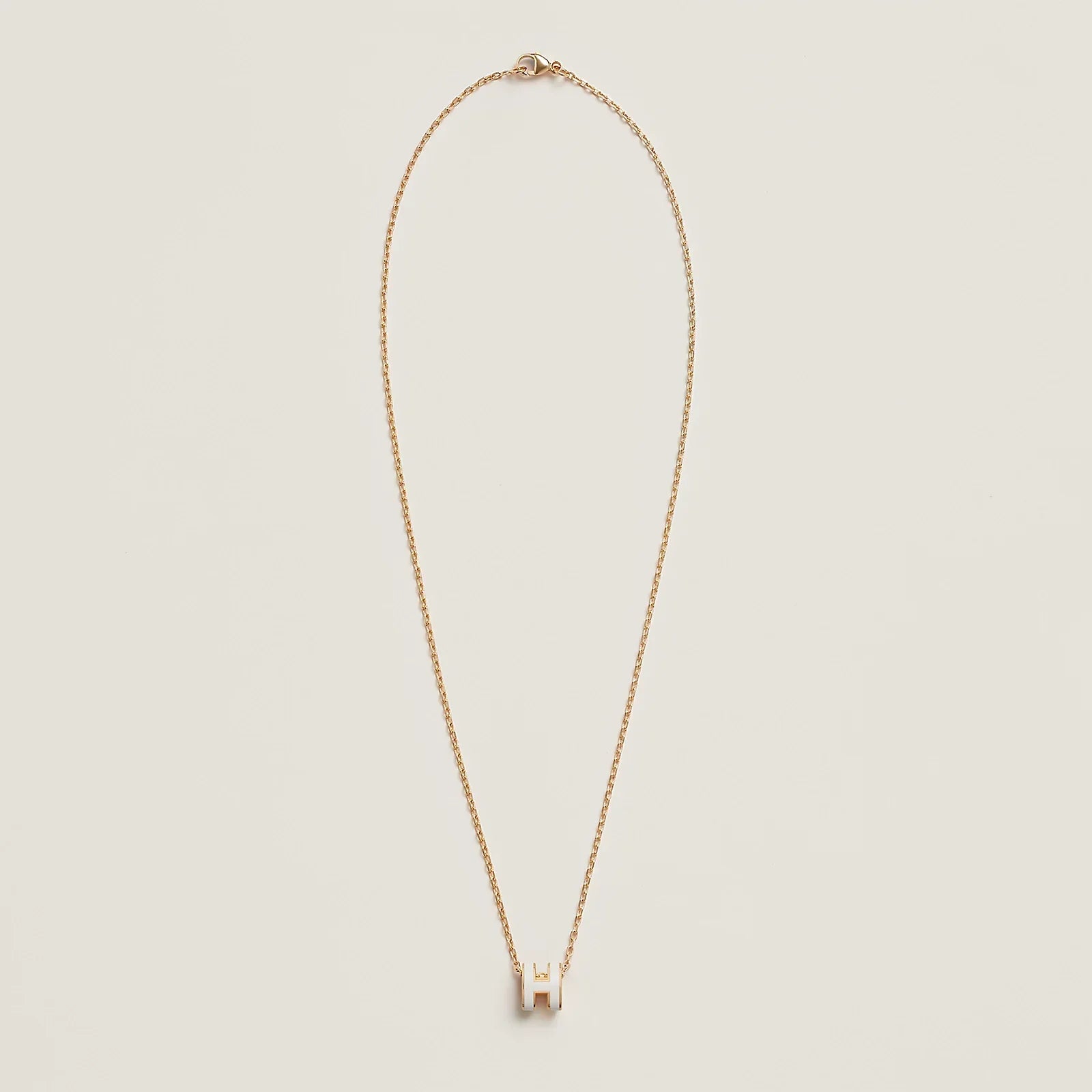 collar helia, collar de lujo, collar elegante, collar minimalista, collar moderno, collar con letra h, joyería sofisticada, collar de diseño, collar dorado, collar para mujer, collar versátil, collar de moda, collar refinado, collar de acero, collar premium, joyería elegante, accesorio de moda, collar diario, collar para eventos, collar depaysement