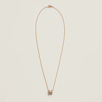 collar helia, collar de lujo, collar elegante, collar minimalista, collar moderno, collar con letra h, joyería sofisticada, collar de diseño, collar dorado, collar para mujer, collar versátil, collar de moda, collar refinado, collar de acero, collar premium, joyería elegante, accesorio de moda, collar diario, collar para eventos, collar depaysement