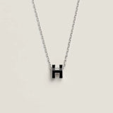 collar helia, collar de lujo, collar elegante, collar minimalista, collar moderno, collar con letra h, joyería sofisticada, collar de diseño, collar dorado, collar para mujer, collar versátil, collar de moda, collar refinado, collar de acero, collar premium, joyería elegante, accesorio de moda, collar diario, collar para eventos, collar depaysement