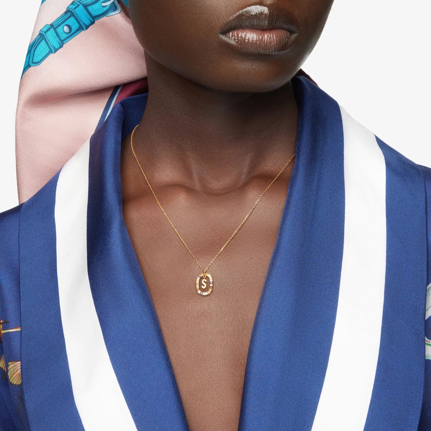 collar con letra inicial, collar personalizado, colgante inicial, collar con colgante, collar con piedras, joyería personalizada, collar elegante, collar de mujer, collar con gema, collar dorado, collar ovalado, collar regalo, joya personalizada, collar multicolor, accesorio elegante, regalo para mujer