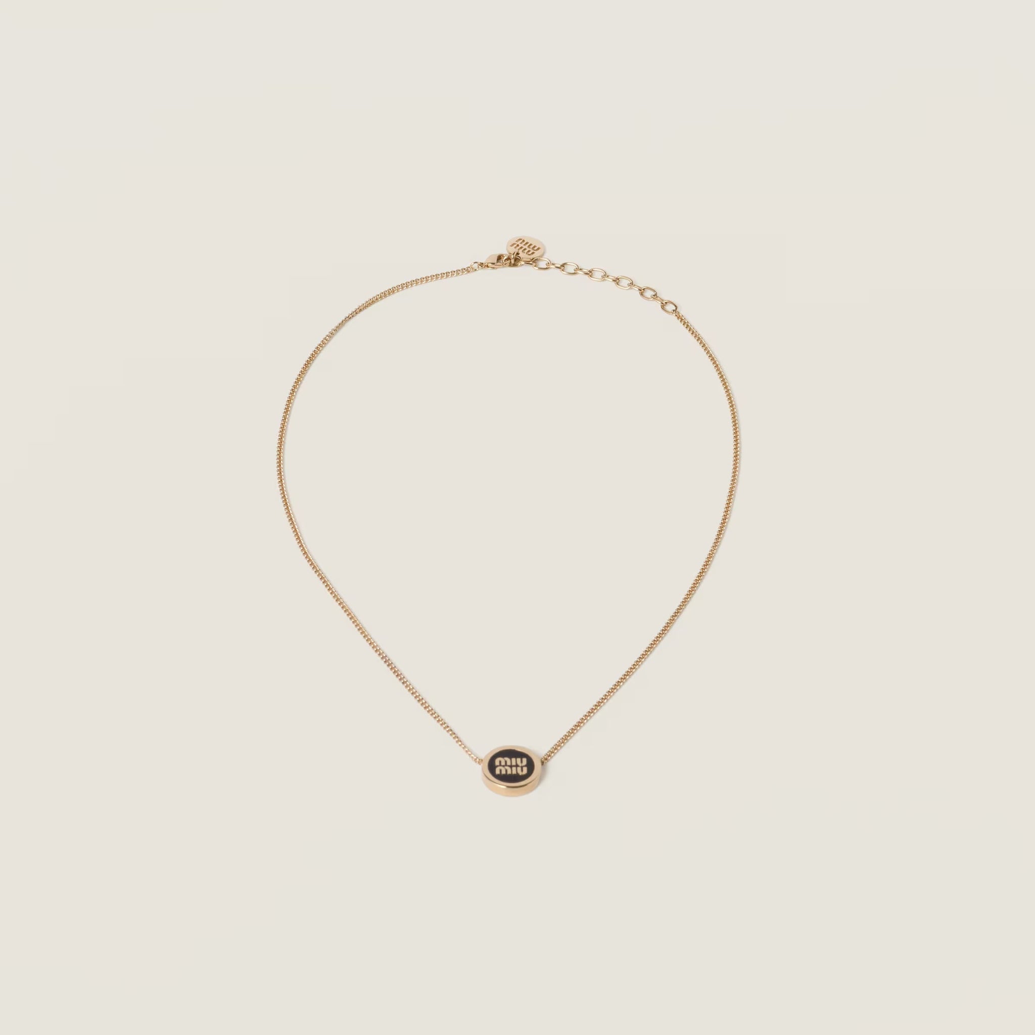 collar mira, collar elegante, collar minimalista, collar de titanio, collar de lujo, collar moderno, collar resistente, collar ligero, collar grabado, collar circular, collar para mujer, joyería, collar sofisticado, de