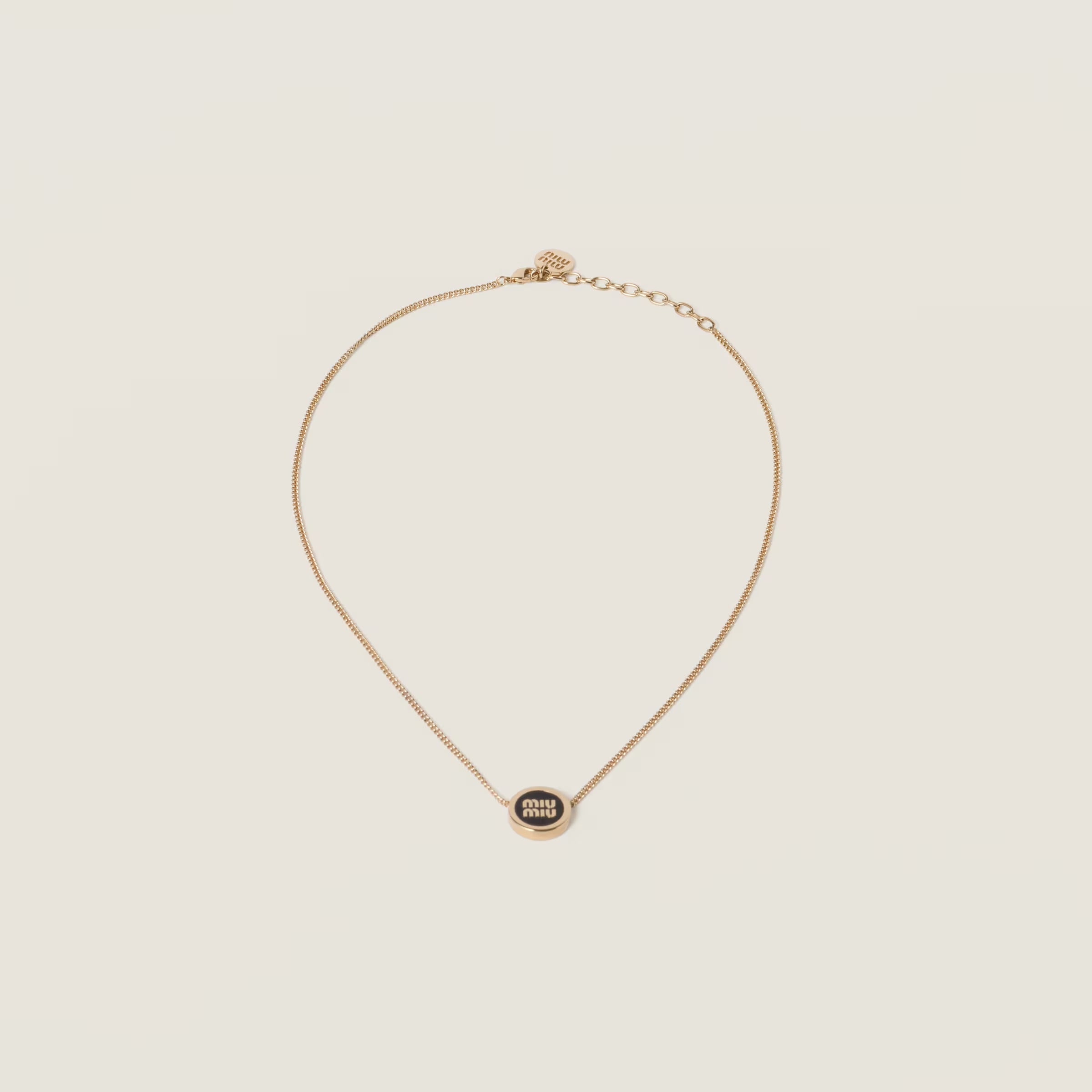 collar mira, collar elegante, collar minimalista, collar de titanio, collar de lujo, collar moderno, collar resistente, collar ligero, collar grabado, collar circular, collar para mujer, joyería, collar sofisticado, de