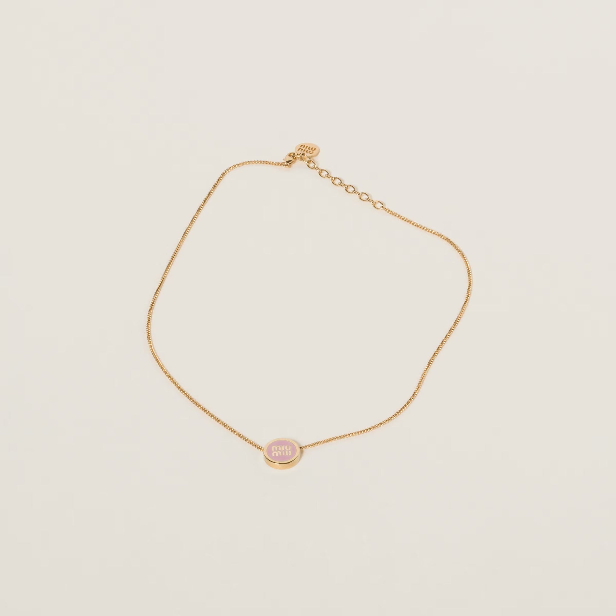 Colgante elegante de titanio, collar de diseño minimalista, joyería de titanio, colgante circular grabado, collar de lujo para mujer, colgante minimalista, collar ligero y resistente, collar elegante de acero titanio, collar con colgante grabado, collar de titanio elegante y moderno, collar minimalista con colgante circular.