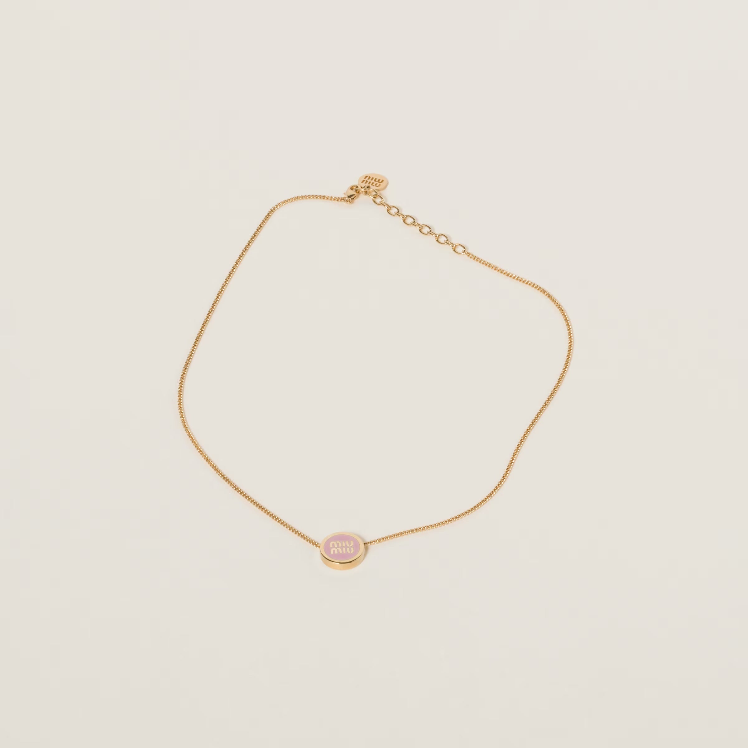 Colgante elegante de titanio, collar de diseño minimalista, joyería de titanio, colgante circular grabado, collar de lujo para mujer, colgante minimalista, collar ligero y resistente, collar elegante de acero titanio, collar con colgante grabado, collar de titanio elegante y moderno, collar minimalista con colgante circular.