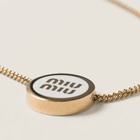 collar mira, collar elegante, collar minimalista, collar de titanio, collar de lujo, collar moderno, collar resistente, collar ligero, collar grabado, collar circular, collar para mujer, joyería minimalista, collar sofisticado, de