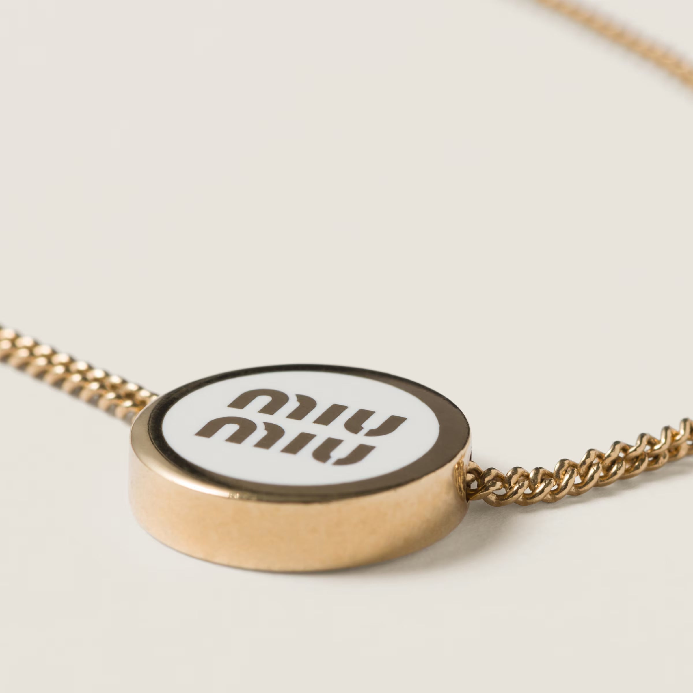 collar mira, collar elegante, collar minimalista, collar de titanio, collar de lujo, collar moderno, collar resistente, collar ligero, collar grabado, collar circular, collar para mujer, joyería minimalista, collar sofisticado, de