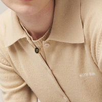 collar mira, collar elegante, collar minimalista, collar de titanio, collar de lujo, collar moderno, collar resistente, collar ligero, collar grabado, collar circular, collar para mujer, joyería minimalista, collar sofisticado, collar de acero titanio, collar de diseño, collar moderno mujer, collar duradero, collar elegante mujer, collar de moda, colgante elegante