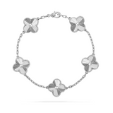 Pulsera de trébol elegante, pulsera de la suerte para mujer, pulsera charm plateada moderna, pulsera de moda con amuleto, pulsera plateada de mujer, accesorio de moda con charm, pulsera amuleto de plata, pulsera elegante de trébol, pulsera de plata para mujer, pulsera charm de la suerte, pulsera moderna plateada, pulsera de moda plateada, pulsera de plata elegante mujer, accesorio elegante con charm, pulsera amuleto moderna, charm de trébol.