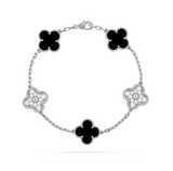 pulsera trébol, pulsera trébol de cuatro hojas, pulsera clover, pulsera de la suerte, pulsera charm, pulsera elegante, pulsera plateada, pulsera moderna, pulsera minimalista, pulsera mujer, pulsera de moda, pulsera amuleto, sofisticada, 